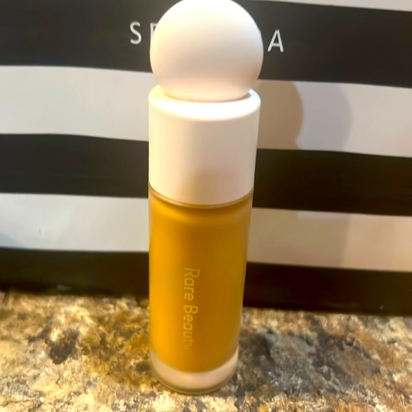 Rare beauty concealer - Picture 1 of 3